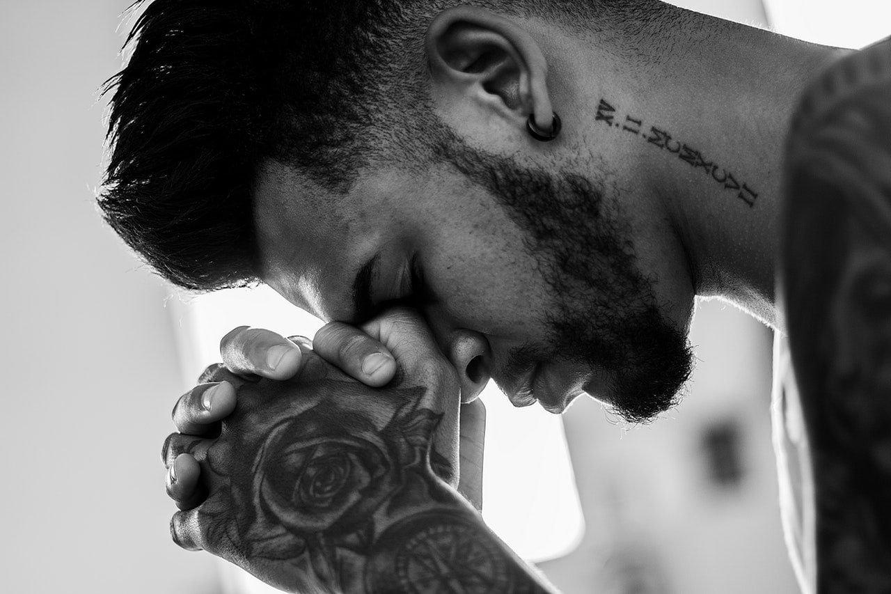 black-and-white-earing-guy-1278566